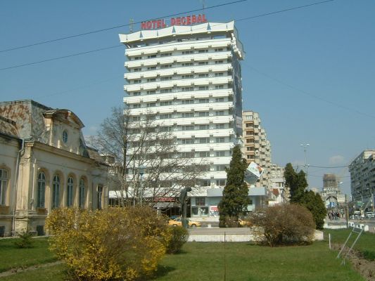Hotel Decebal
If you look carefully you can see in front the statue of George Bacovia an important poet from Bacau.
Keywords: Bacau, Romania, Hotel, Decebal, Hotel Decebal, Bacau Centru, Bacovia, statuie Bacovia